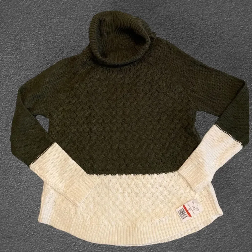 Ladies dark green & Vanilla cowl neck sweater, baseball style hem, NWT, size XS - Picture 9 of 10